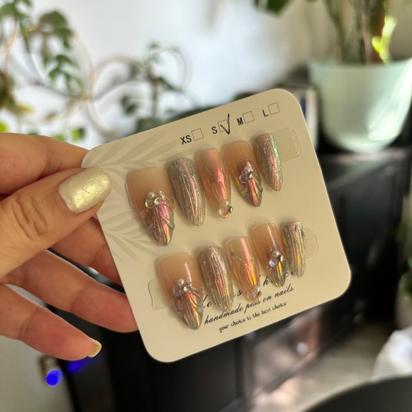 Cute Kawaii Shimmery Cat Eye Shell Sculpted Press On Nail Set - Picture 4 of 5